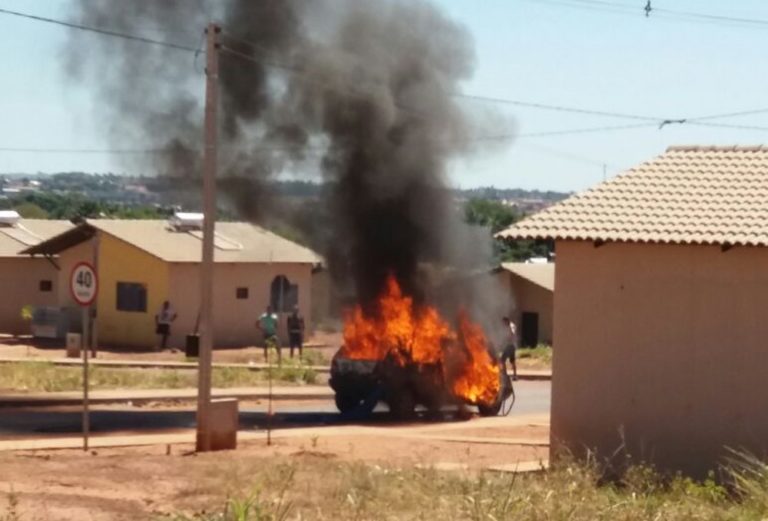 Mulher coloca fogo no carro do marido após flagrá-lo com outra