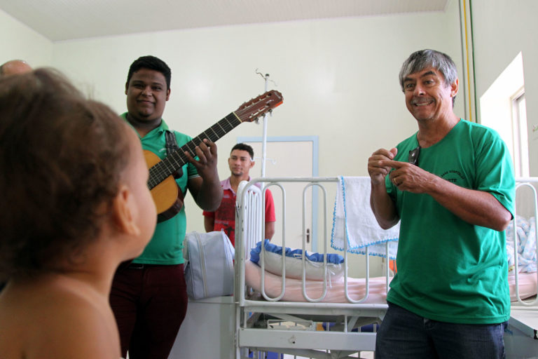 Grupo Arte e Música leva alegria às classes escolares nos hospitais