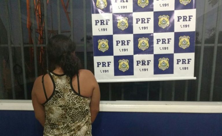 PRF prende foragida da justiça condenada por tráfico, na BR-364, próximo a Xapuri