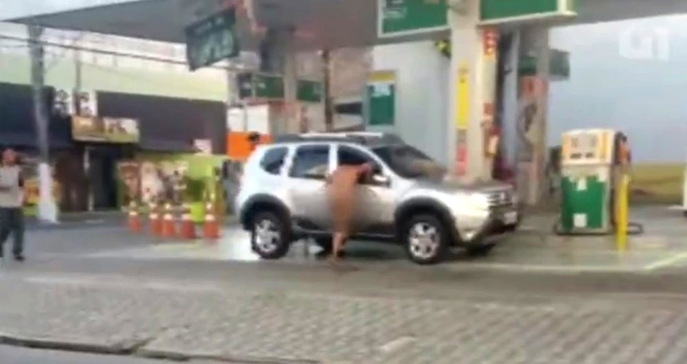 Mulher nua tenta invadir carro em SP e motorista é salvo por frentista