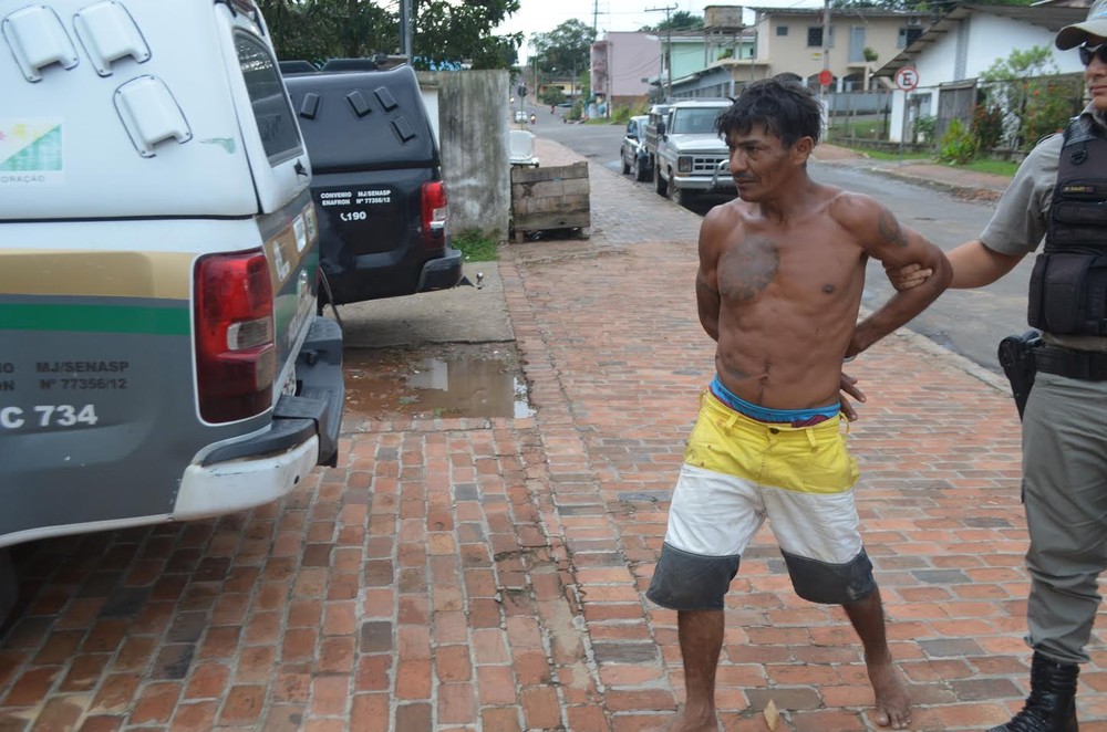 Homem é preso após esfaquear outro por ciúme: “Passou a mão na minha mulher”