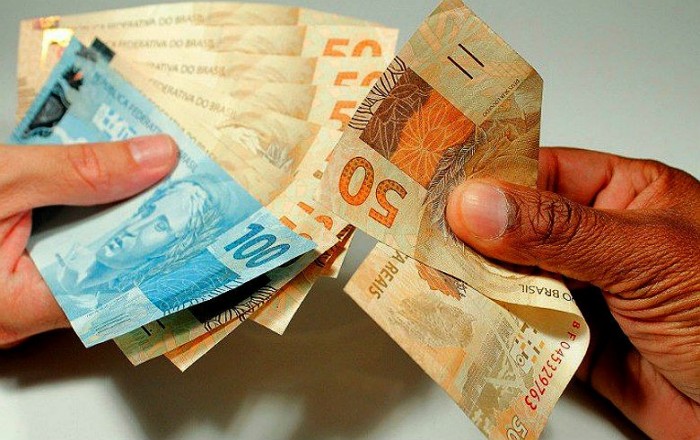 Novo piso salarial nacional passará de R$ 937 para R$ 979 a partir do início de 2018