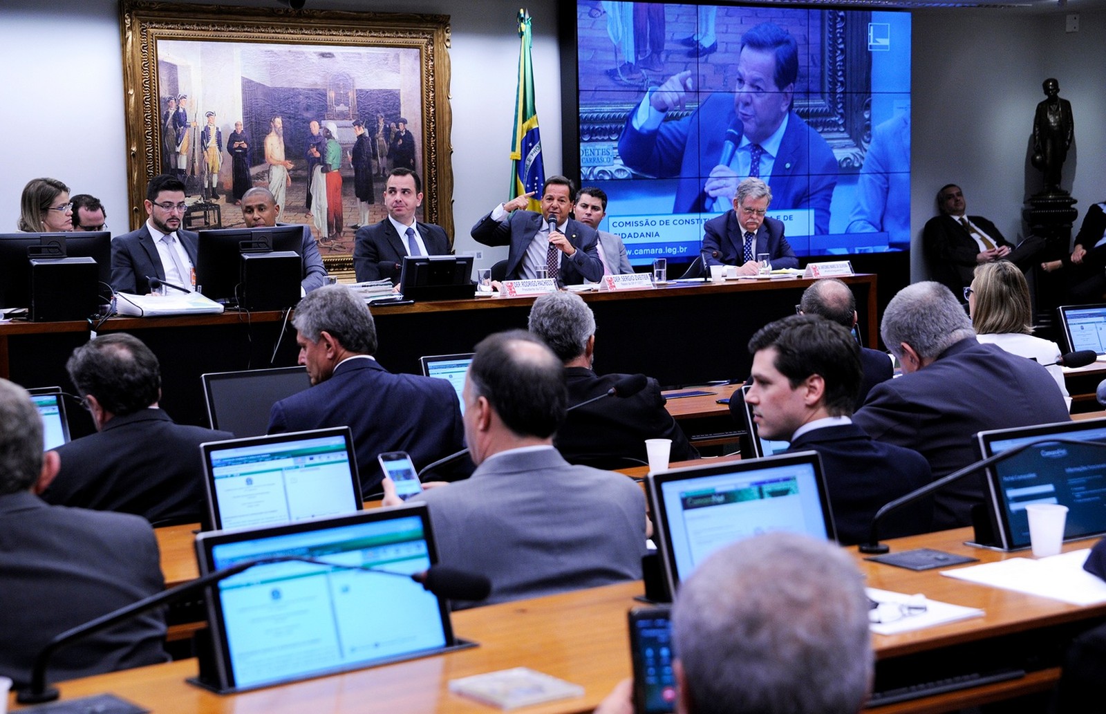 CCJ rejeita parecer que recomendava continuidade da denúncia contra Temer; decisão final caberá ao plenário