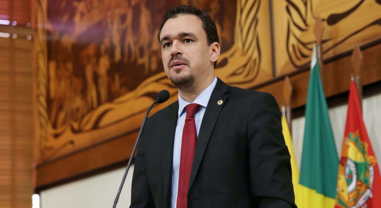 Pimenta: “Governo esperneia para dar aumento a servidores, mas dá fortuna a comissionados”