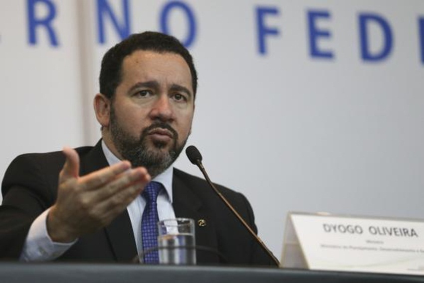Ministro diz que são falsas notícias de que salário mínimo será reduzido