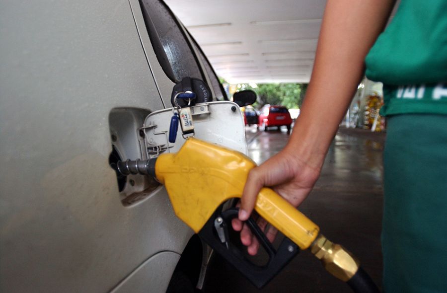 Gasolina sobe 4,2% e ficará ainda mais cara nas refinarias de todo Brasil a partir desta sexta