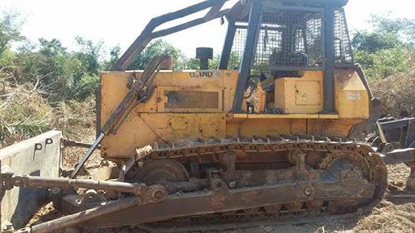 Trator é abandonado em assentamento e agricultores ficam revoltados