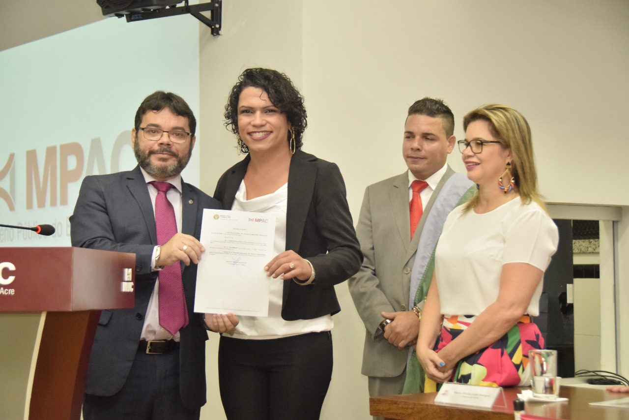 Rompendo barreiras: MPAC contrata pela primeira vez servidora transexual