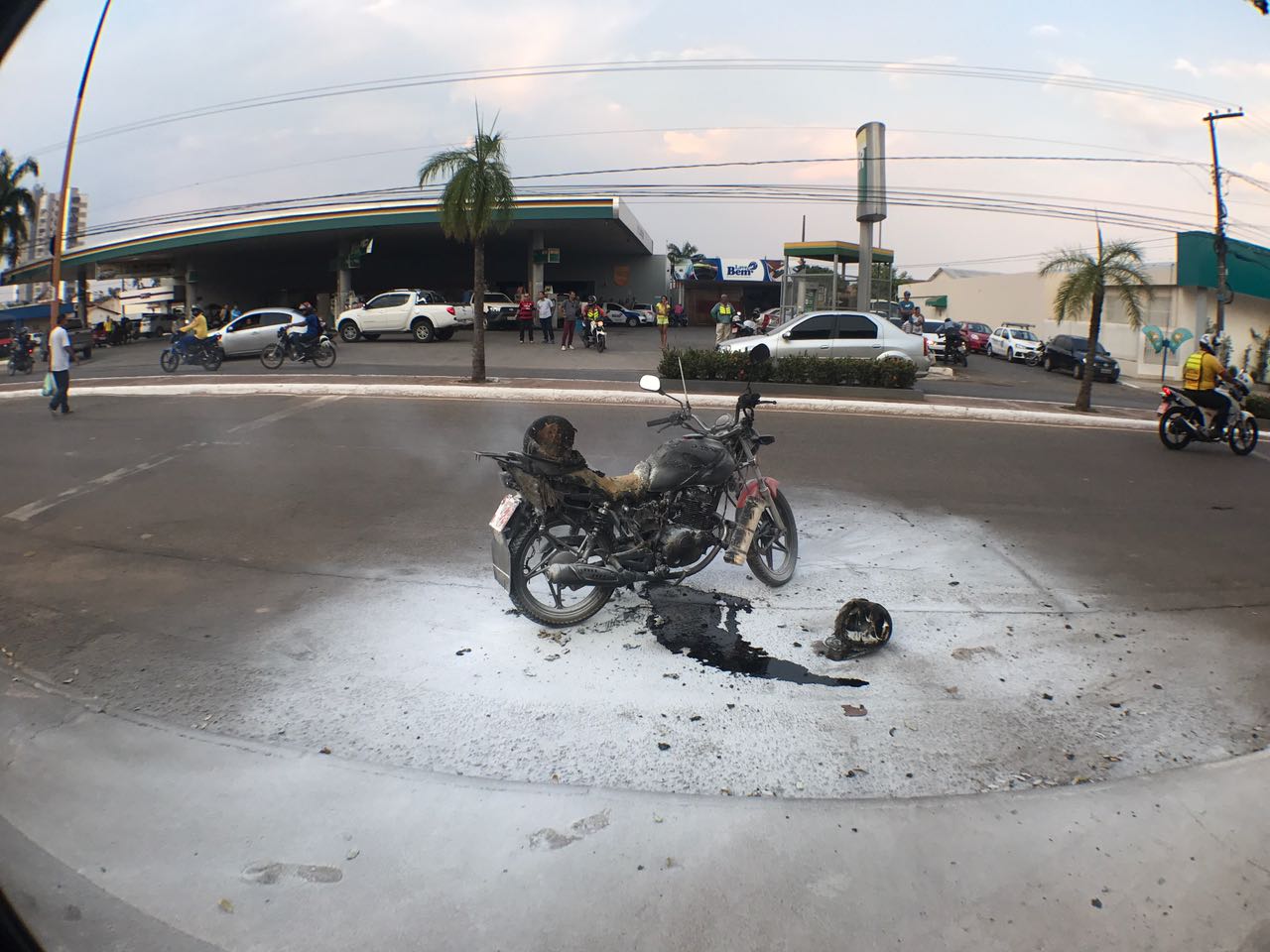 Motofretista ateia fogo no próprio veículo após discutir com agentes de trânsito