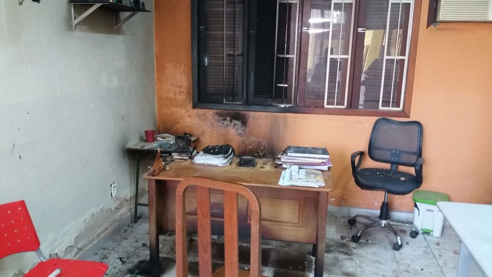 Após incêndio em escola, Sinteac emite nota de repúdio e pede mais segurança ao governo