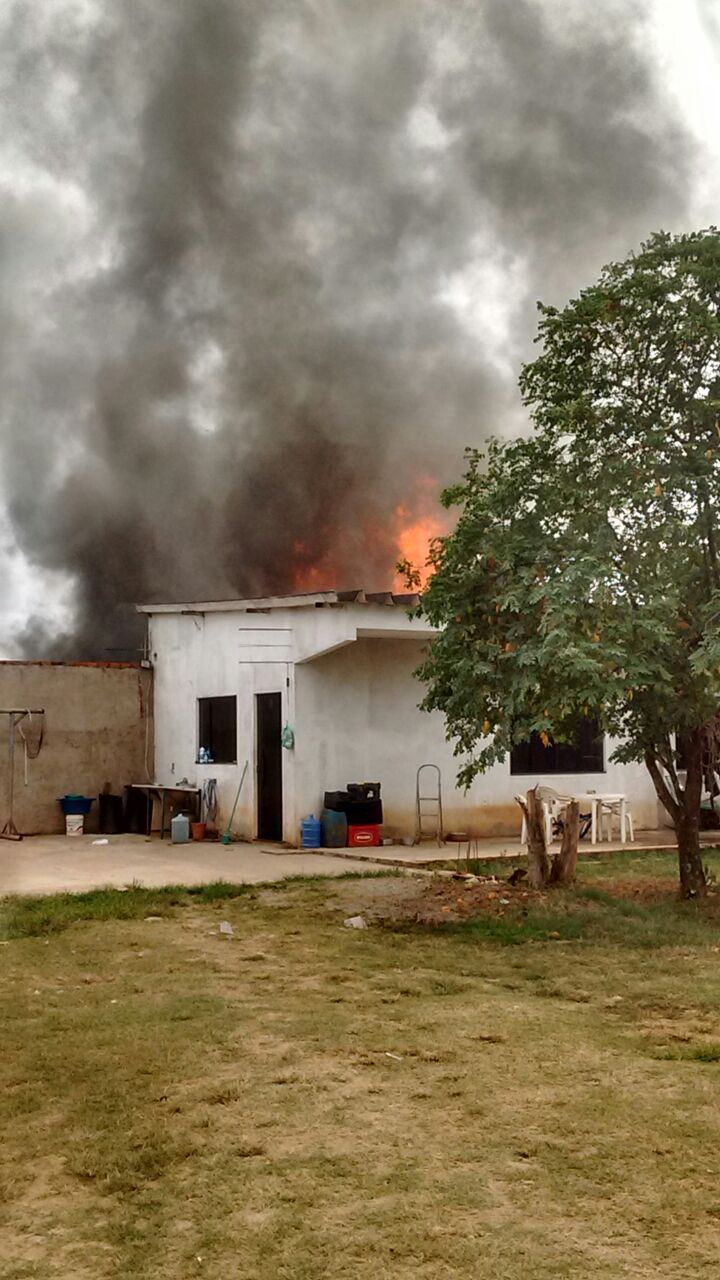 Casa de idosa é consumida por incêndio no Bairro Nova Estação em Rio Branco