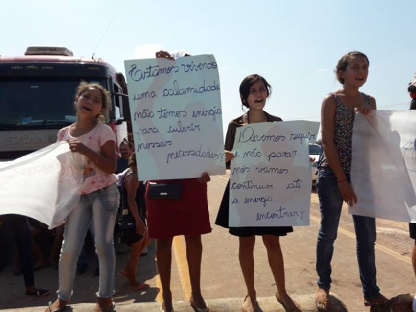 Moradores bloqueiam BR-364 em protesto à falta de energia elétrica em Rondônia
