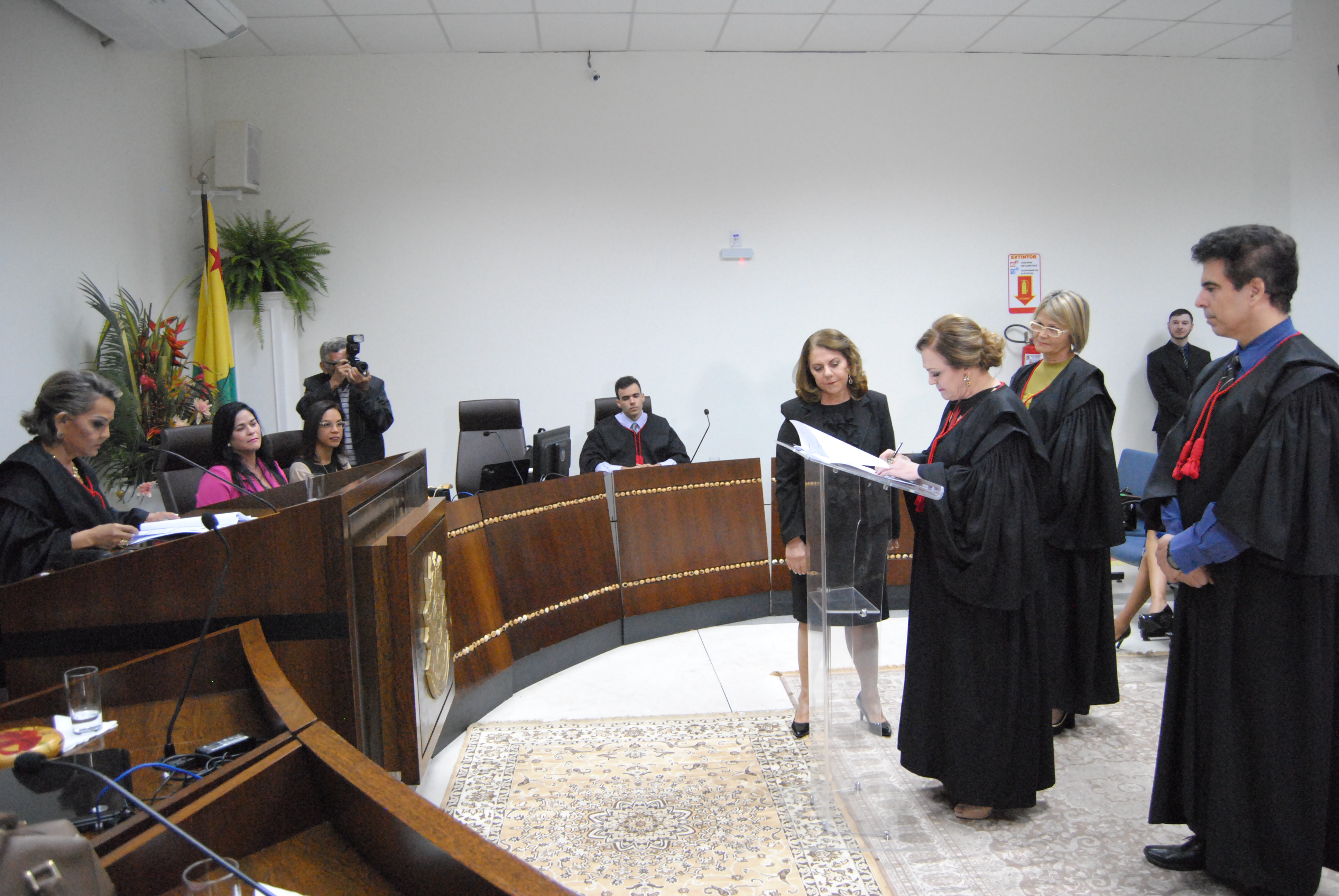 Desembargadora Regina Ferrari toma posse na presidência do TRE-AC