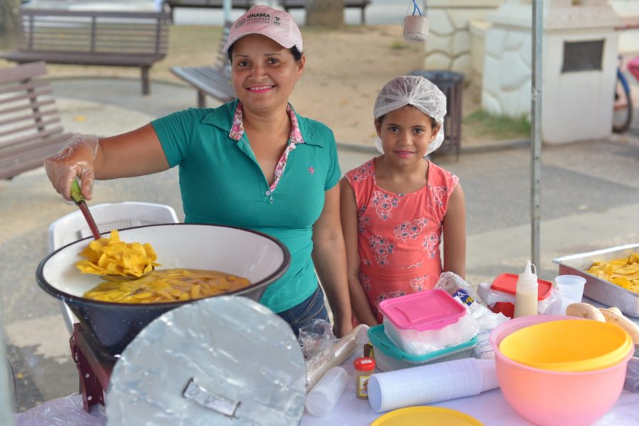 Tem feira de economia solidária no centro de Rio Branco