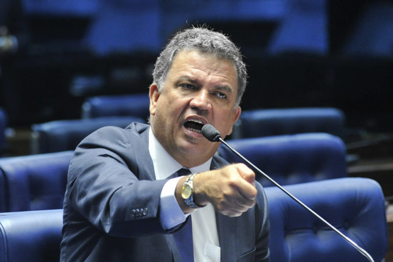 Senador Petecão toma dores de presidente da CCJ e chama o petista Lindbergh Farias de “pilantra”