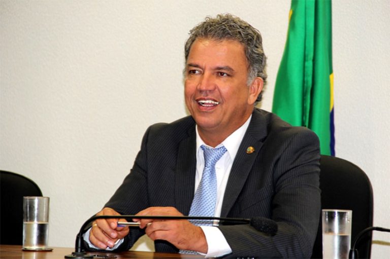 “Com mandato à disposição dos municípios, quem ganha é o povo”, diz Senador 100% popular