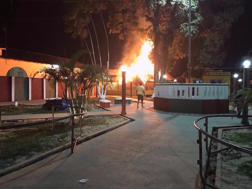 Incêndio consome um dos prédios mais antigos de Tarauacá; bombeiros tentam conter chamas