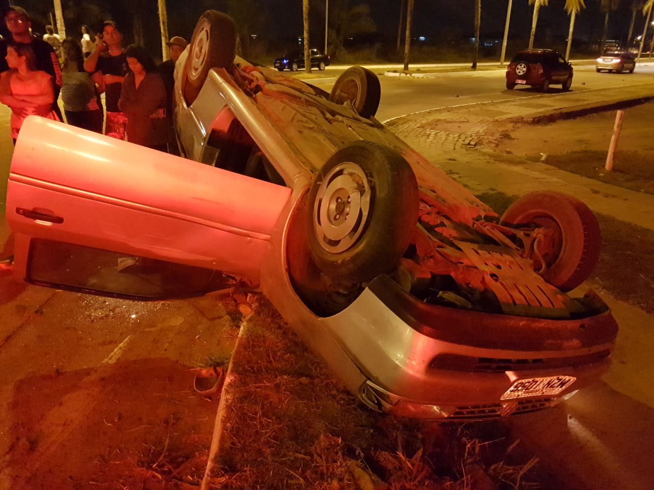 Após assalto, criminosos fogem da polícia e capotam veículo em perseguição
