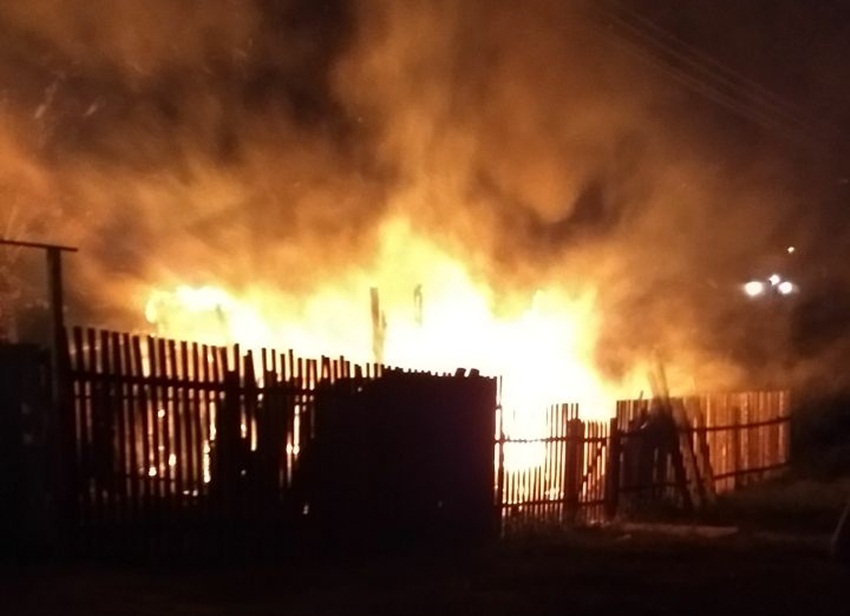 Residência é consumida pelo fogo no bairro Calafate