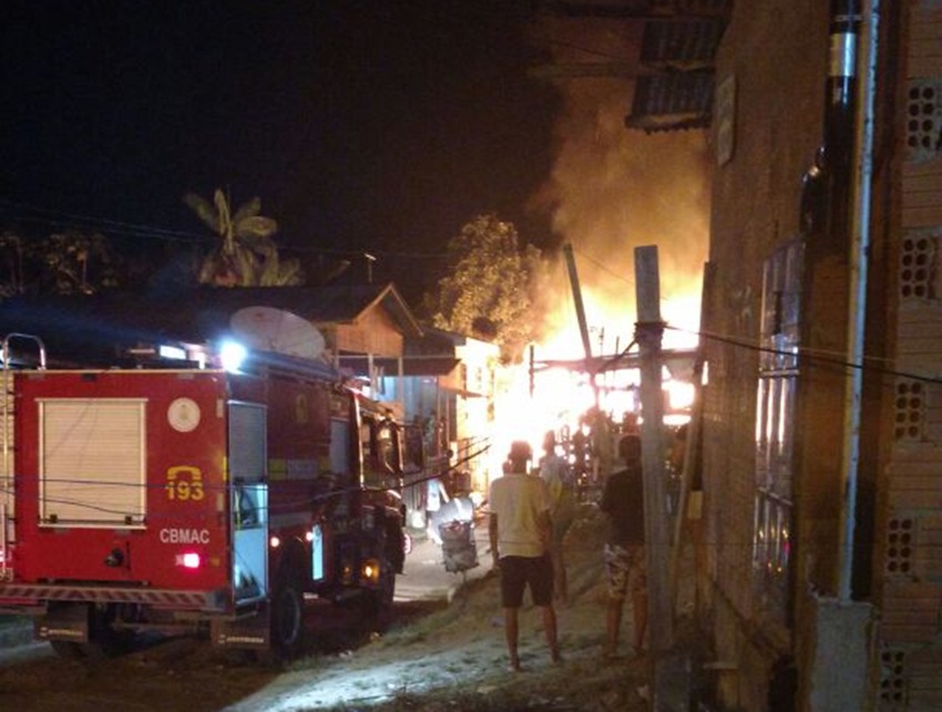 Quarteirão de madeira é completamente incendiado no bairro Adalberto Aragão