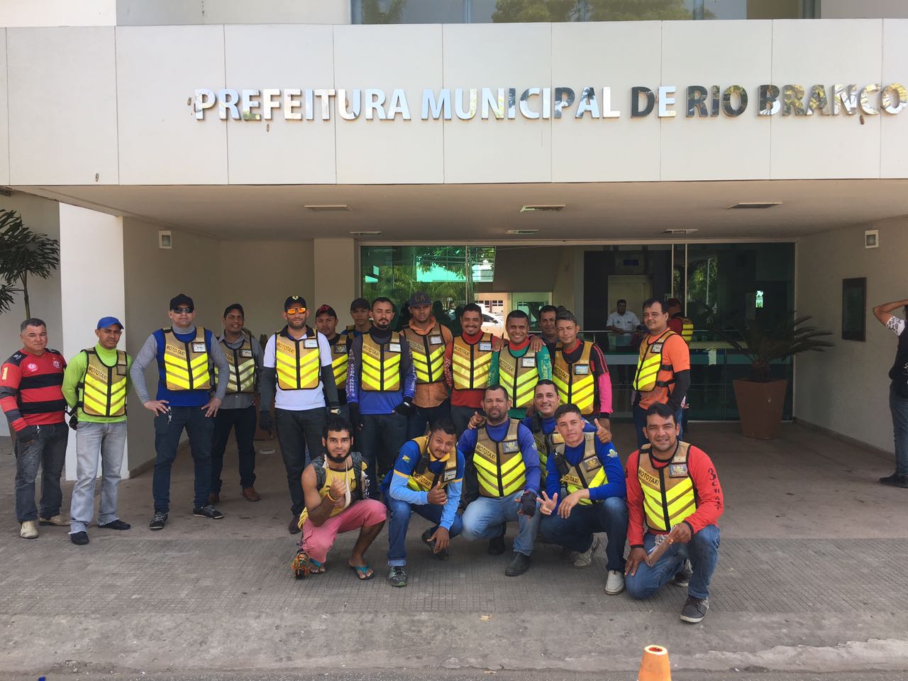 Mototaxistas protestam por melhorias em frente à Prefeitura de Rio Branco