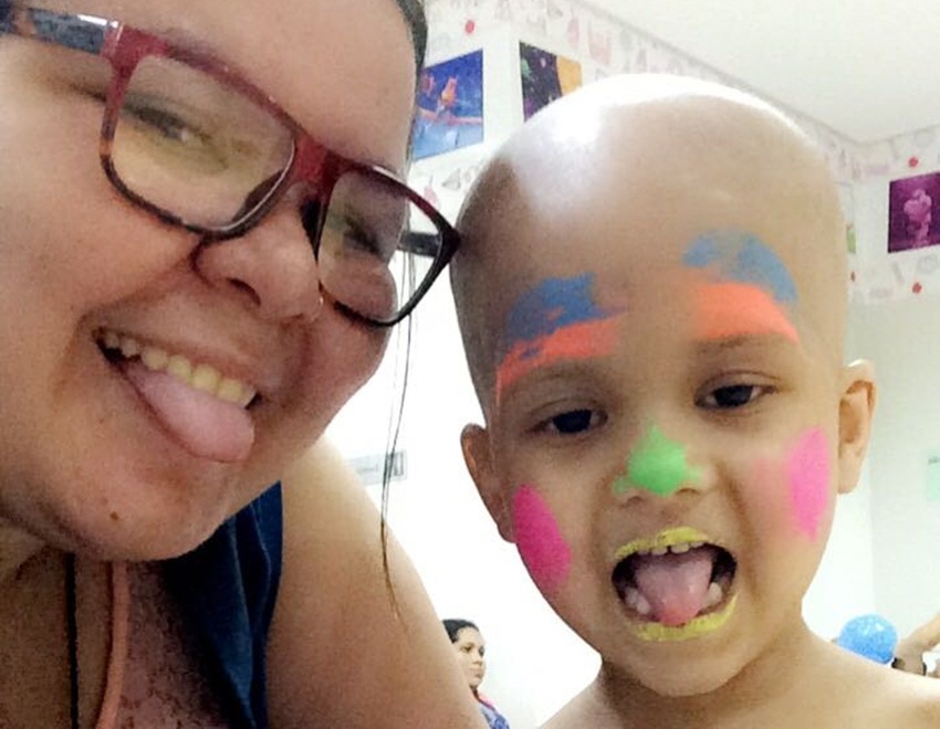 Familiares fazem campanha para custear viagem de criança que vai receber medula óssea