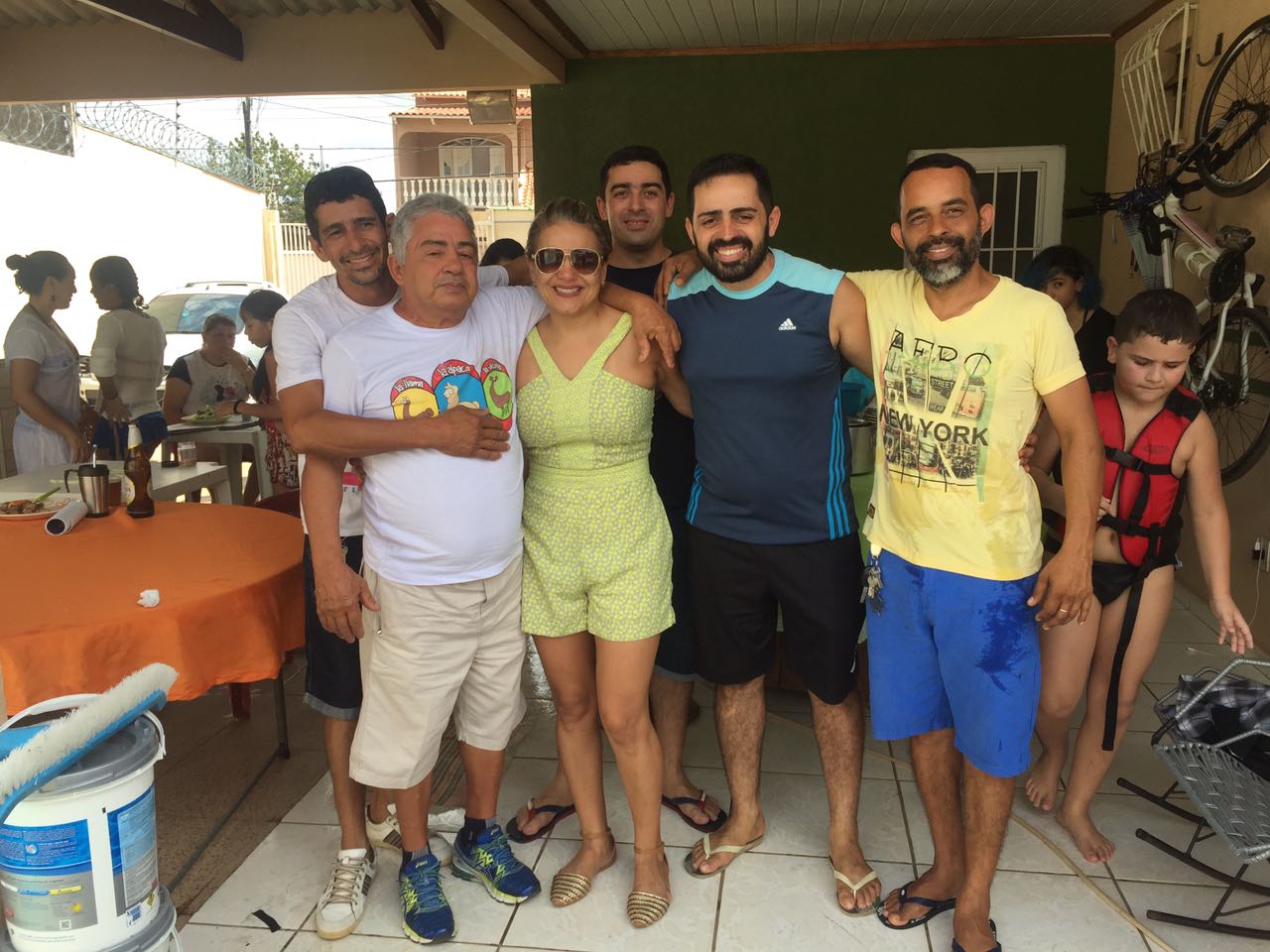 Após 30 anos, cinco irmãos que cresceram separados participam de encontro