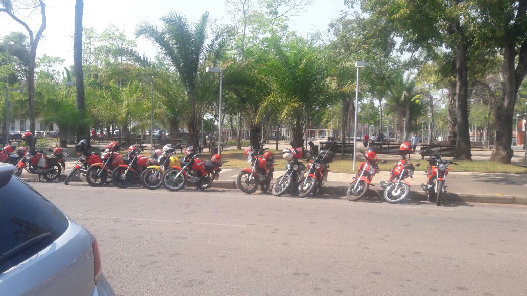 RBTrans emite nota esclarecendo abordagem a motofretista que incendiou motocicleta