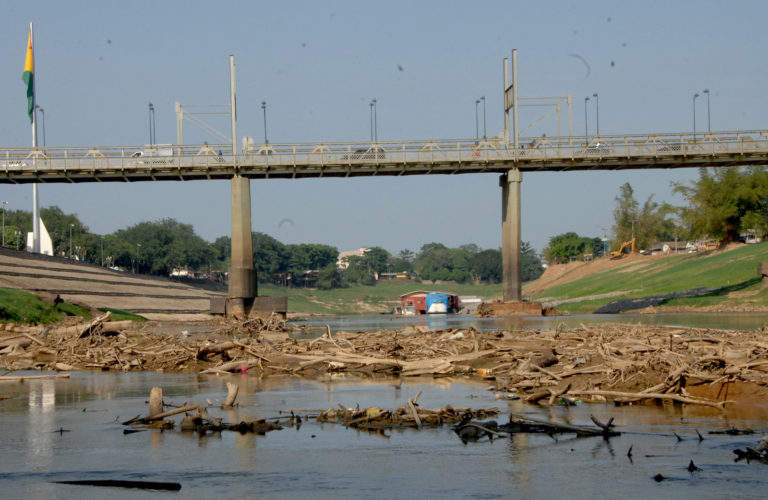 Queda expressiva no nível do Rio Acre deve comprometer abastecimento de água em Rio Branco