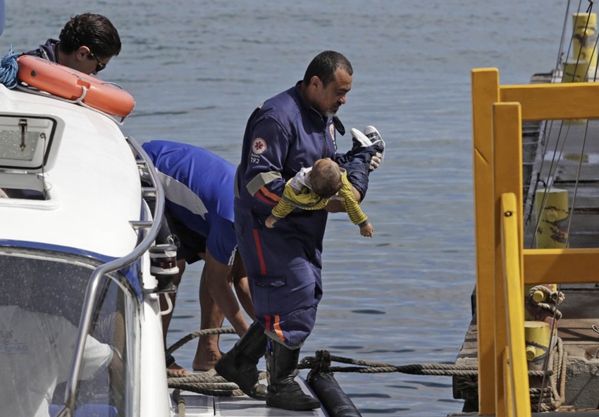 Autoridades revisam número de mortos em tragédia com embarcação na Bahia