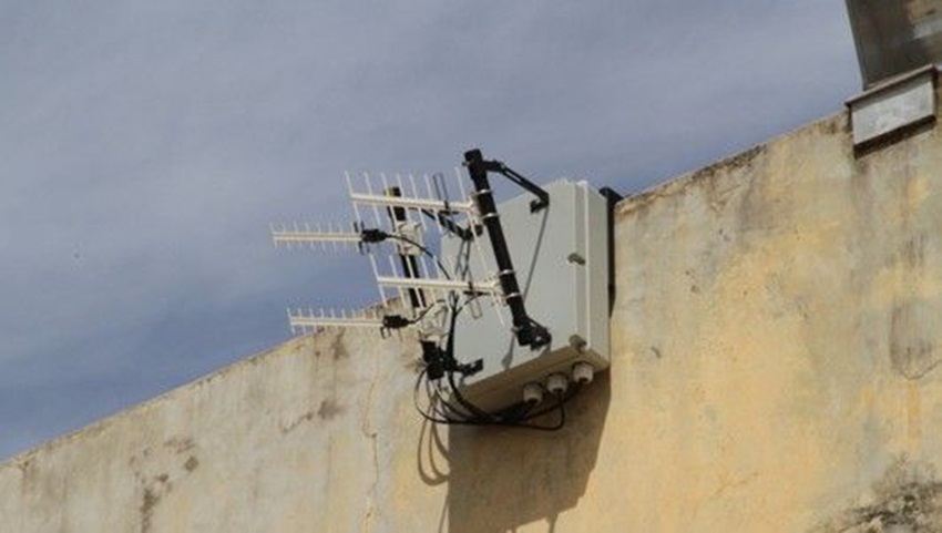 Mais famílias reclamam da interferência dos bloqueadores de celular em casas próximas ao presídio