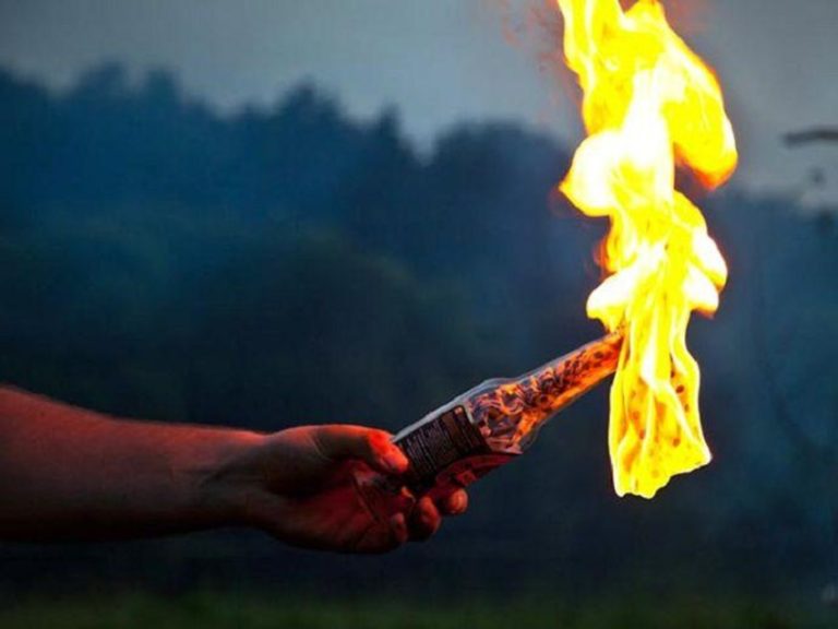 Criminosos atacam sede do Sintesac com bombas incendiárias durante a noite