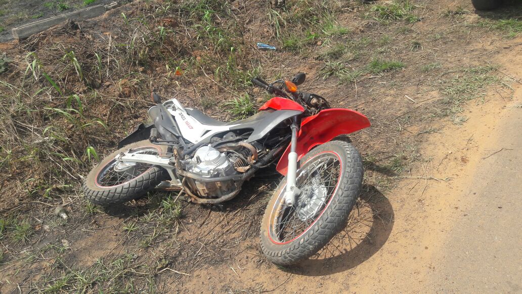 Professora morre após moto colidir contra buraco no Ramal da Usina