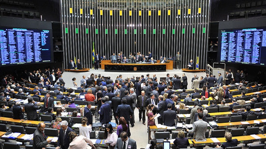Deputados reiniciam votação de mudanças que podem alterar sistema das próximas eleições