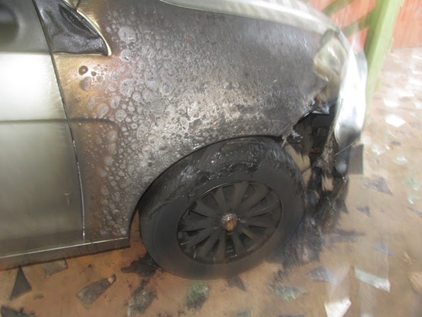 Bandidos tocam fogo em carro e moto de Policial Militar em Feijó