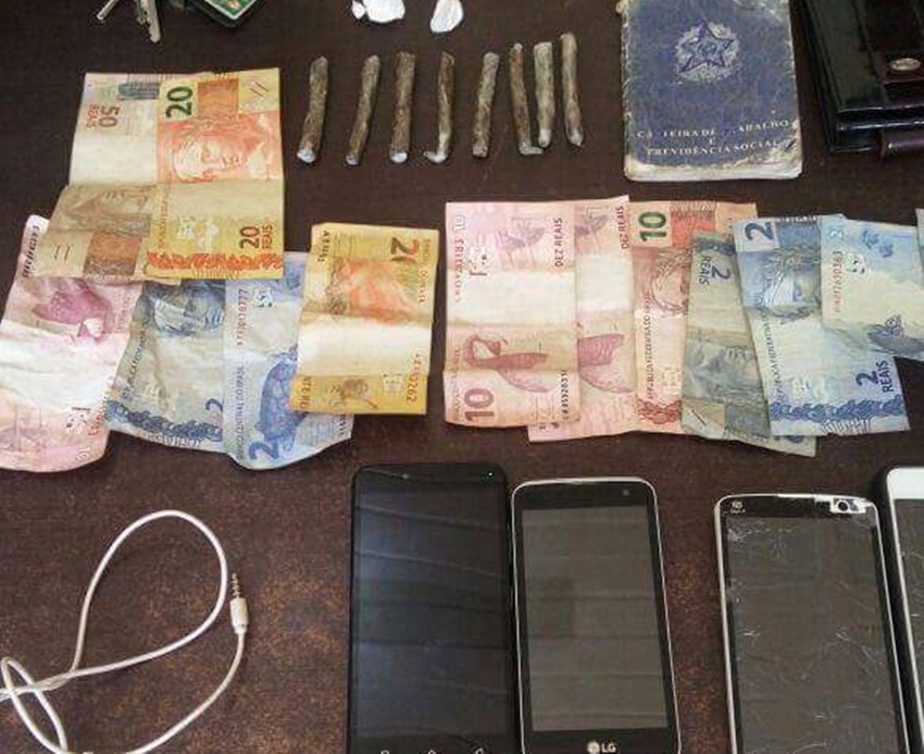 Polícia Militar prende quarteto comercializando drogas em praça pública no Conjunto Jequitibá