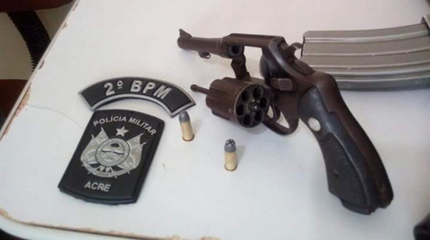Policiais militares apreendem arma de fogo com dupla no bairro Cidade Nova
