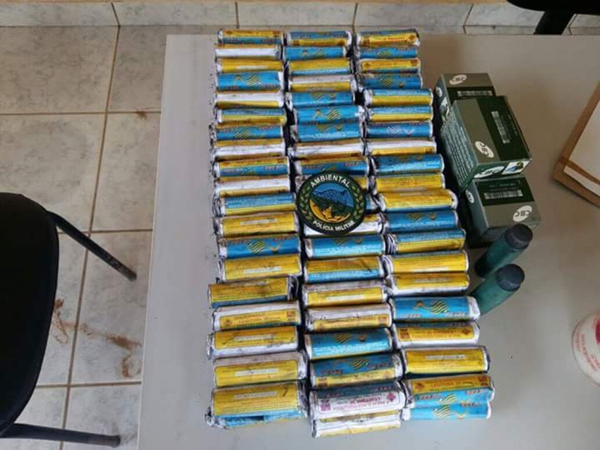 PM apreende barco com estojos de cartuchos e tubos de pólvora em Jordão