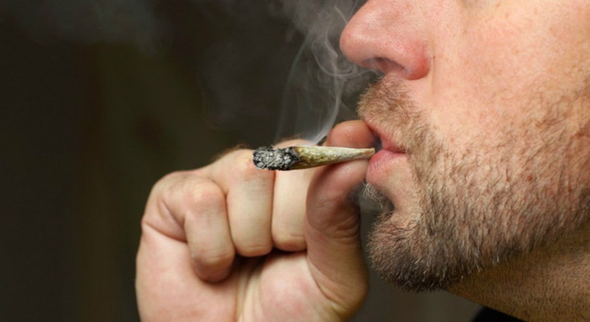 Não é ilegal busca sem mandado após policial sentir cheiro de maconha, entende STJ