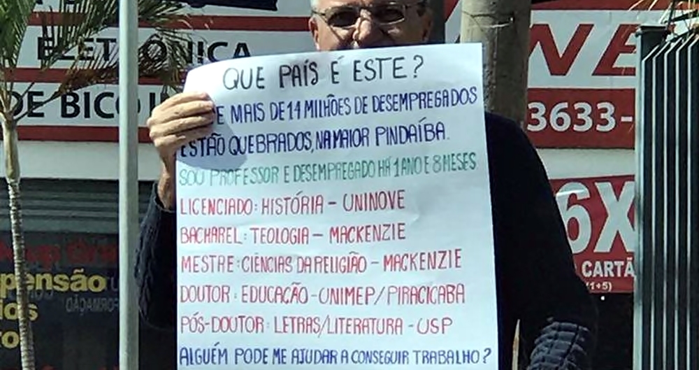 Professor com pós-doutorado na USP pede emprego no semáforo em São Paulo