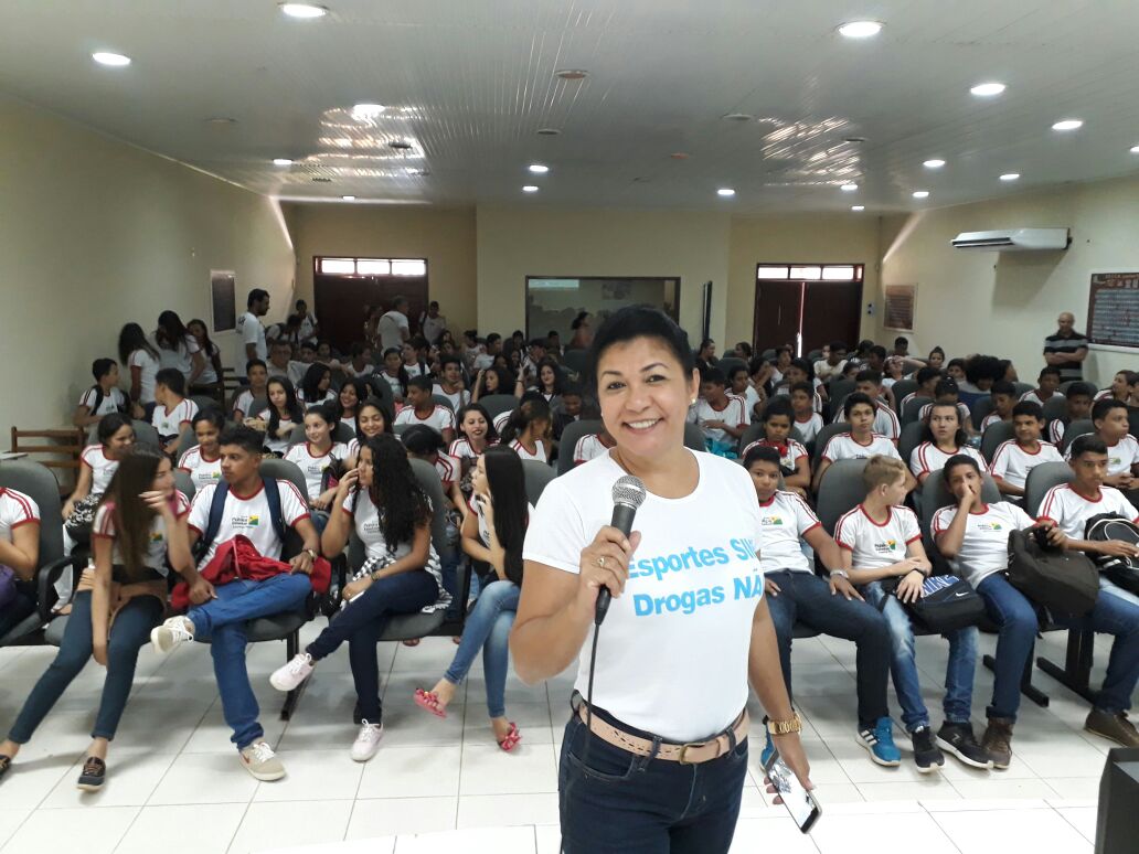 Eliane Sinhasique leva palestra antidrogas para Escolas de Rio Branco