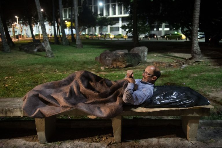 Ex-executivo de SC que vive em aeroporto do RJ consegue emprego: ‘obrigado’