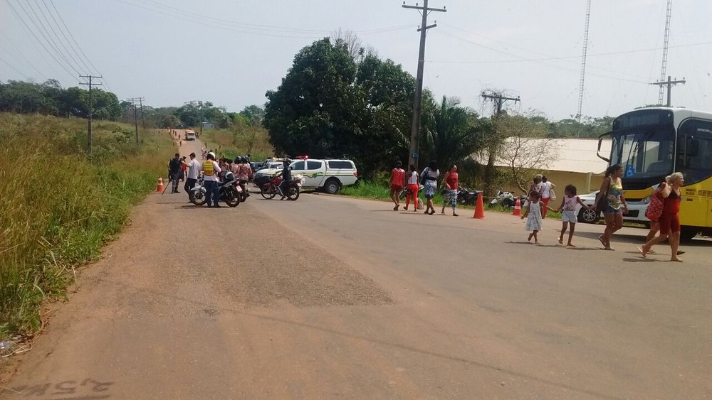 Familiares de detentos fazem manifestação em frente a presídios de Rio Branco e Quinari