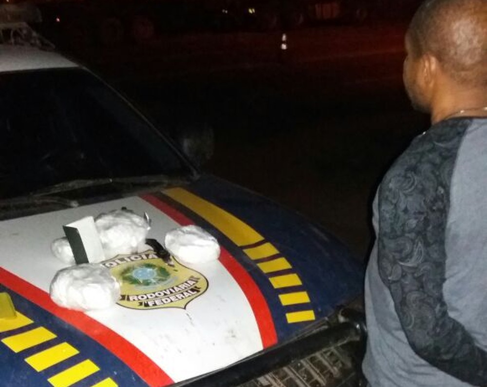 Sul-africano é preso pela PRF-AC com 3 kg de cocaína em ônibus para a Capital