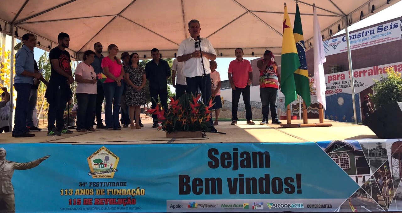 Senador Petecão anuncia construção de quadra de grama sintética no bairro Seis de Agosto