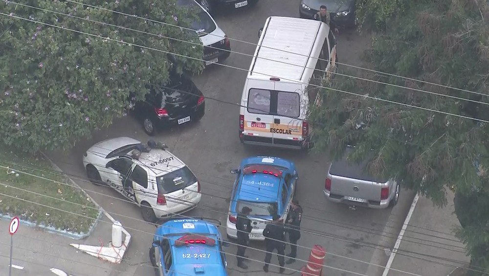 Criminosos roubam van com crianças no interior do veículo em Niterói, RJ