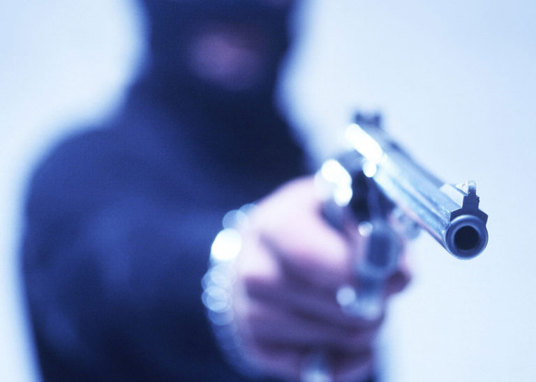 Bandidos ameaçam, rendem funcionária e roubam R$ 3 mil de loja na Via Verde