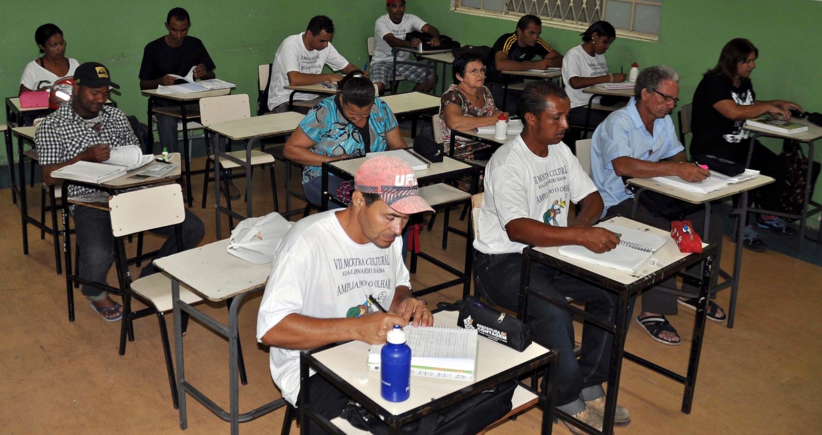 Metade dos brasileiros adultos não concluiu o Ensino Médio