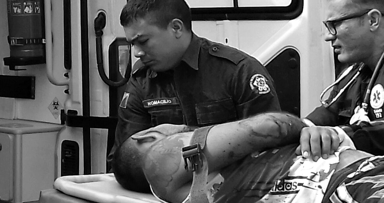 Ajudante de pedreiro é atingido por oito tiros no bairro Wanderley Dantas