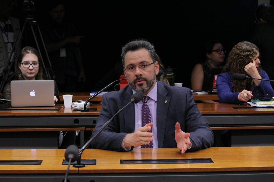 Alan Rick aprova relatório que prioriza auxílio ao consumidor na fiscalização da vigilância sanitária